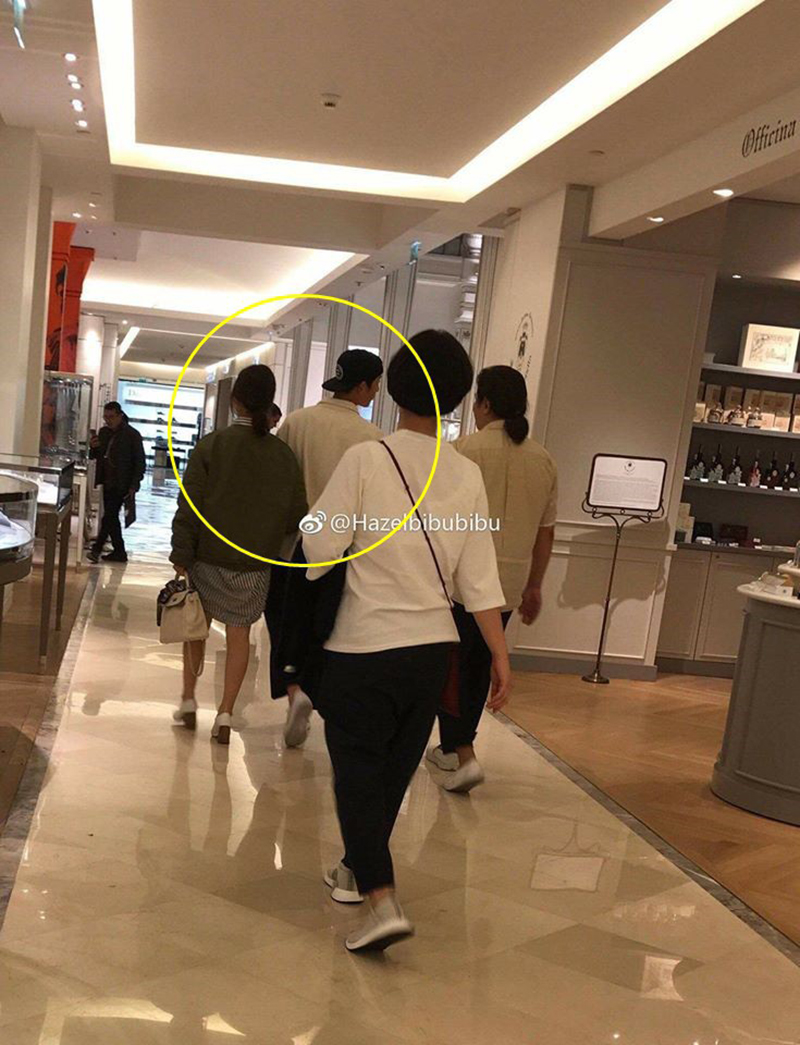 Lộ loạt ảnh Song Joong Ki và Song Hye Kyo về nước sau tuần trăng mật, nhưng sao xa cách thế này? Lộ loạt ảnh Song Joong Ki và Song Hye Kyo về nước sau tuần trăng mật, nhưng sao xa cách thế này?